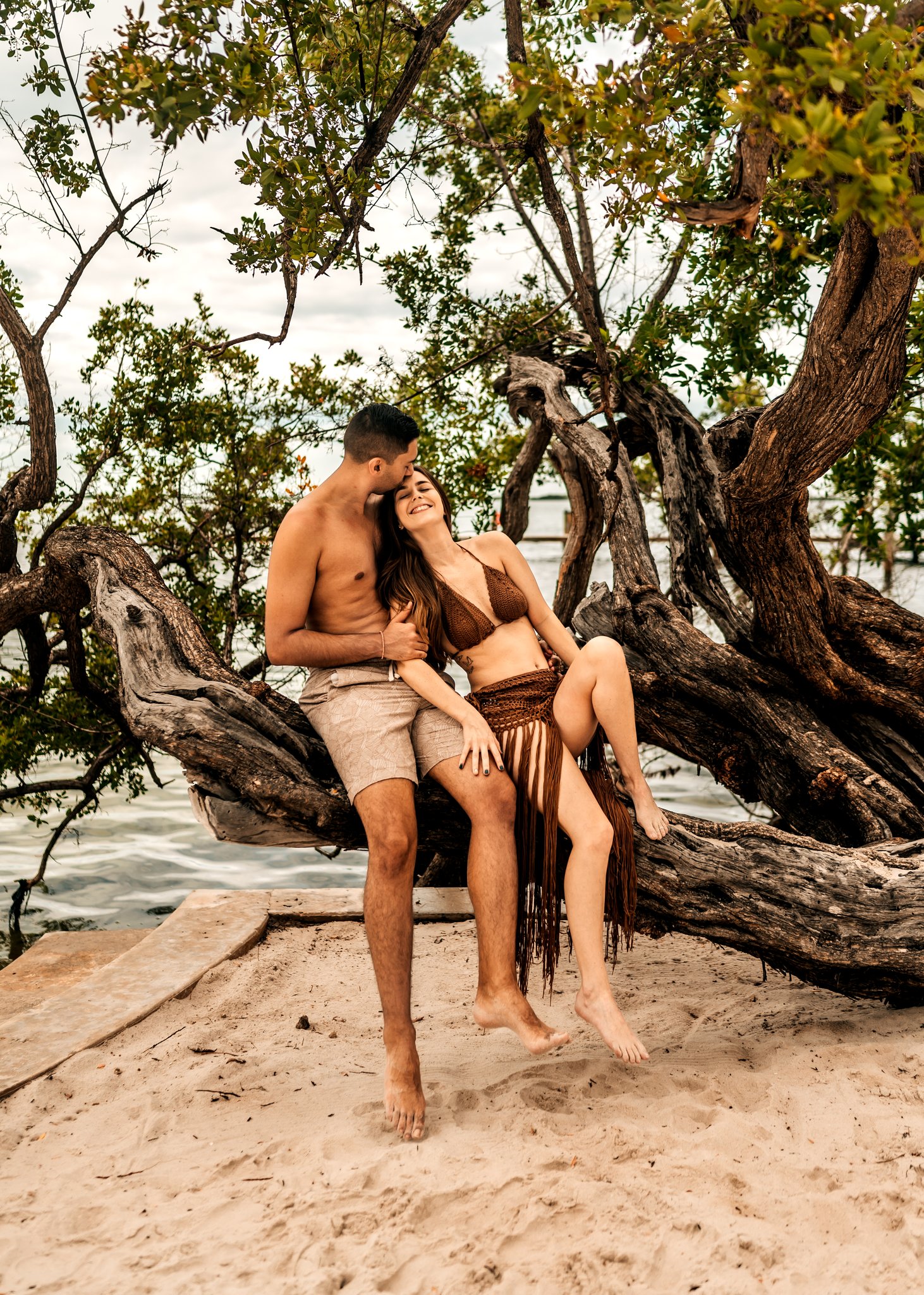 tree-beach-ocean-couple-photoshoot