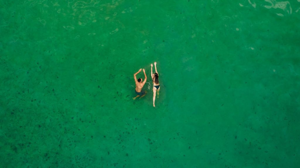 clear-water-photo-couple-swimming-keys
