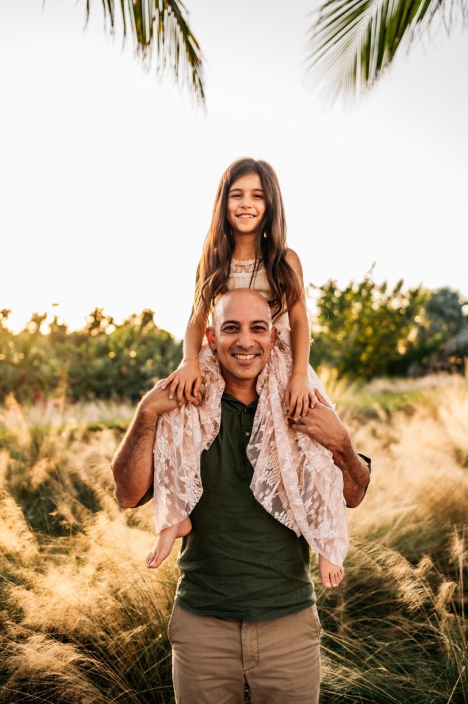 daughter-on-fathers-shoulders-family-pictures