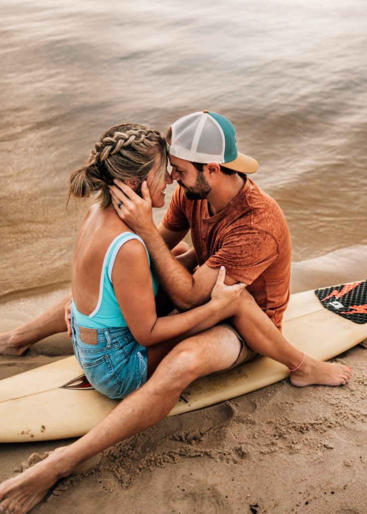 couple-kissing-surfboard-beach-photoshoot