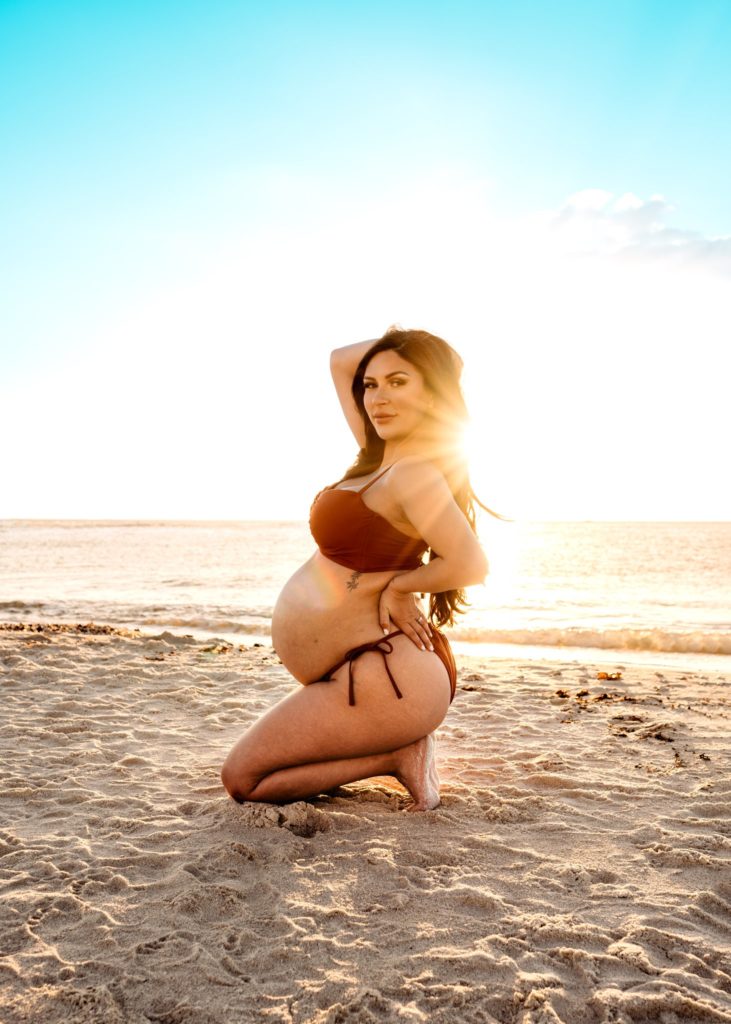 couple-pregnancy-photoshoot-beach