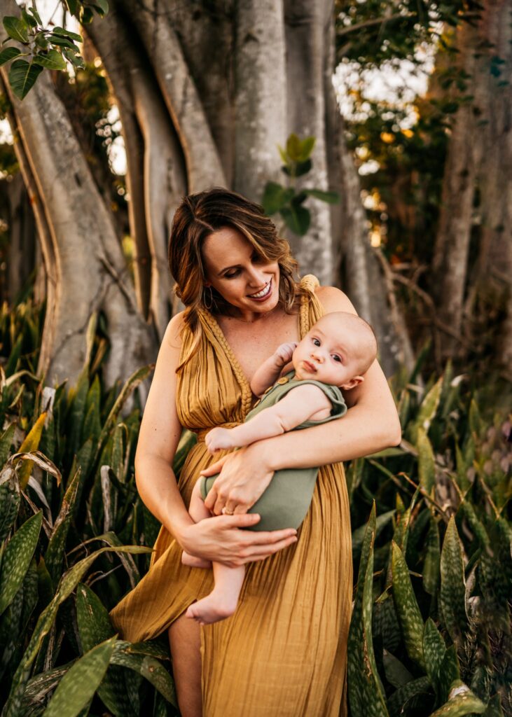 mom-cuddling-baby-during-photoshoot-with-florida-potographer