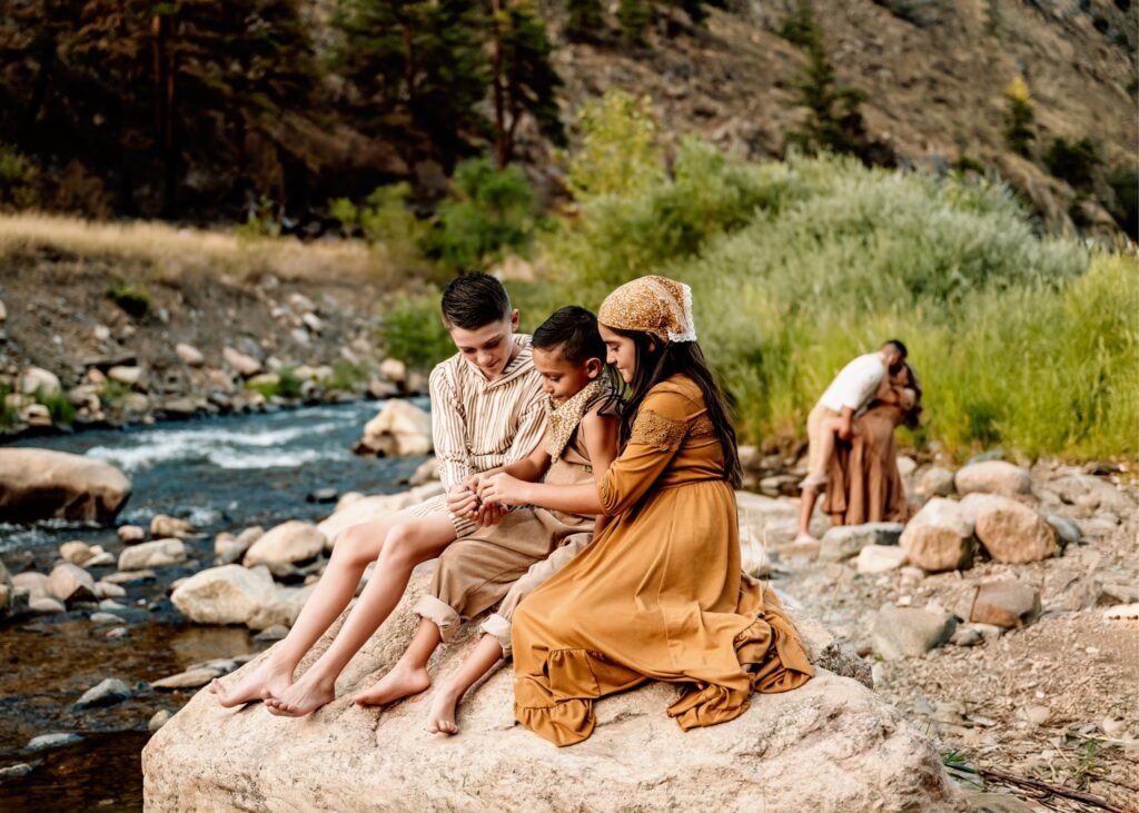 kids-playing-family-photographer-chasing-creative