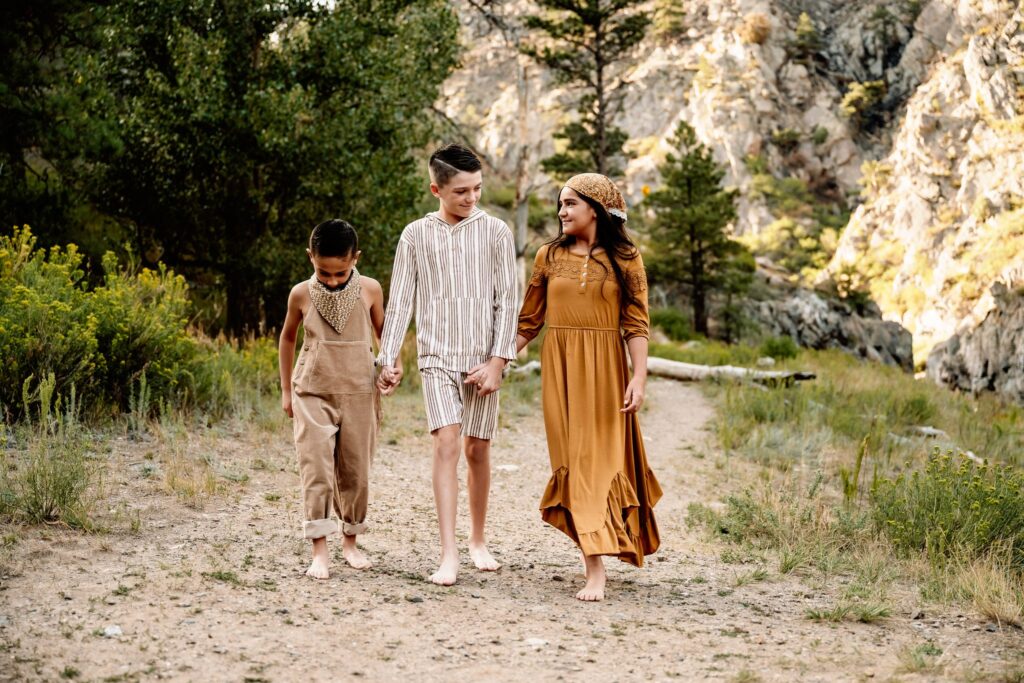 kids-walking-on-sand-family-photoshoot