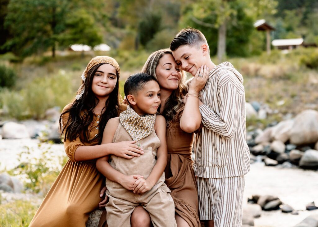 mom-hugging-kids-candid-family-photoshoot